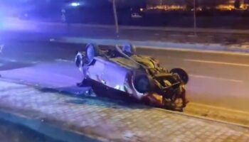 eskisehirde alkollu suruculer kaza yapti alkol siseleri cevreye sacildi TBNyS9O6