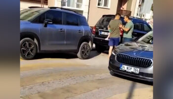 eskisehirde trafikte tepki ceken tartisma kucaginda bebegi olan adamin uzerine yurudu 7eHp4Kmp