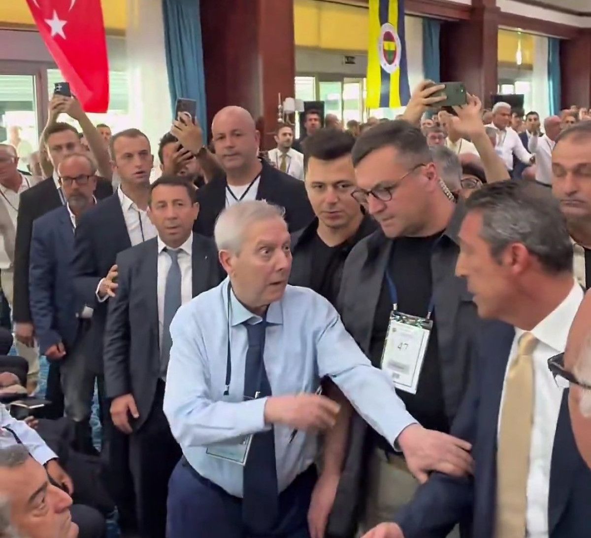 fenerbahce yuksek divan kurulu toplantisinda gerginlik 1 C7aRBuvT