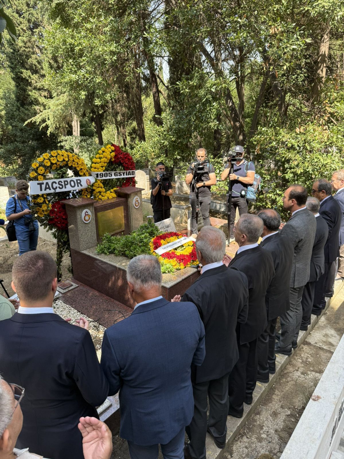 galatasaraydan ali sami yen ve suleyman sebanin kabrine ziyaret 0 PPNWijN3