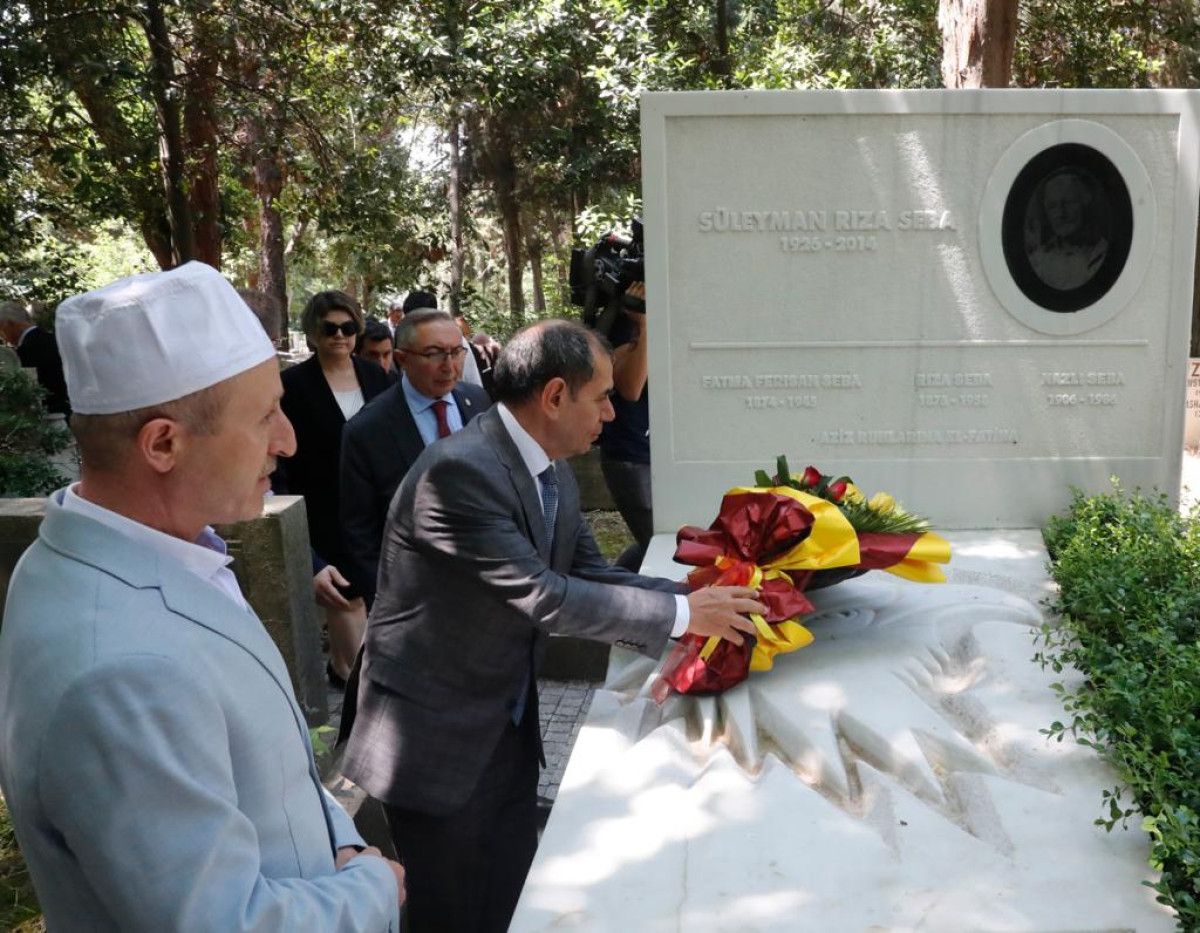 galatasaraydan ali sami yen ve suleyman sebanin kabrine ziyaret 2