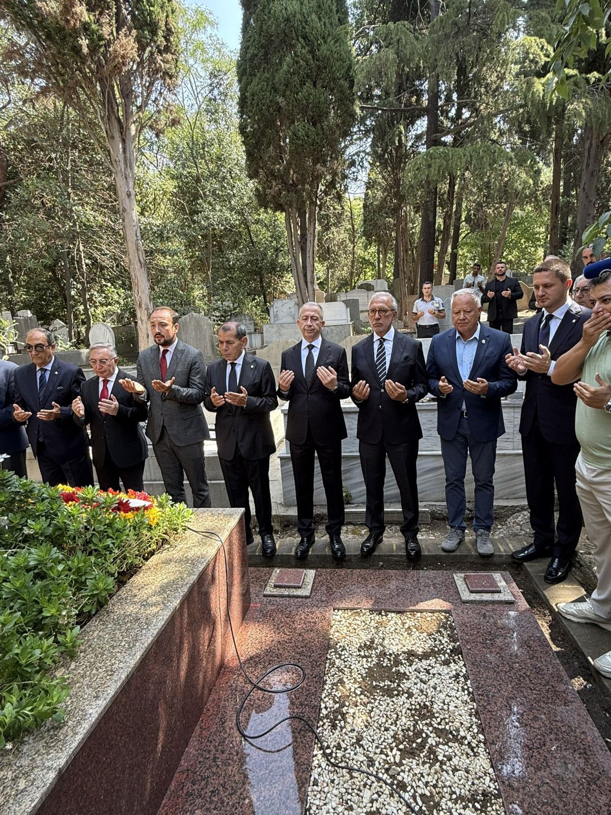 galatasaraydan ali sami yen ve suleyman sebanin kabrine ziyaret 3 ktM7p1Cd