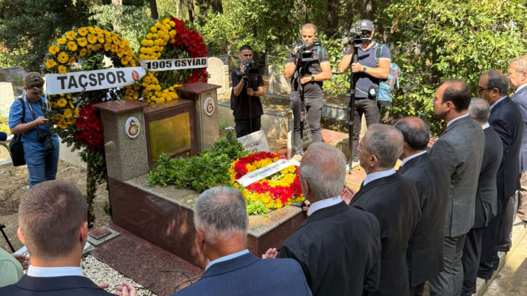 galatasaraydan ali sami yen ve suleyman sebanin kabrine ziyaret zOwS6ngj