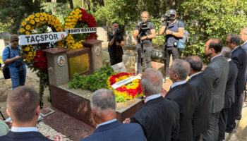 galatasaraydan ali sami yen ve suleyman sebanin kabrine ziyaret zOwS6ngj