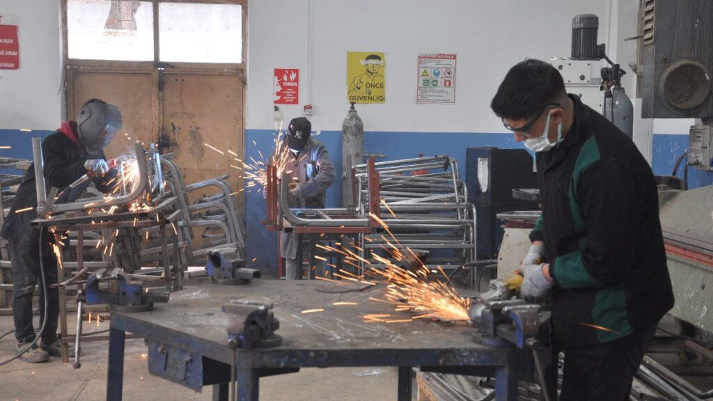 gaziantepte depremzede ogrencilerin urunlerinden 45 milyon tllik ciro eYn8Ct2Q