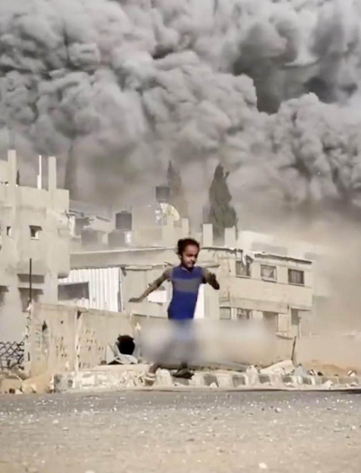 gazzede israilin bombalarindan kacan kucuk kiz 0 PkQMGiDc