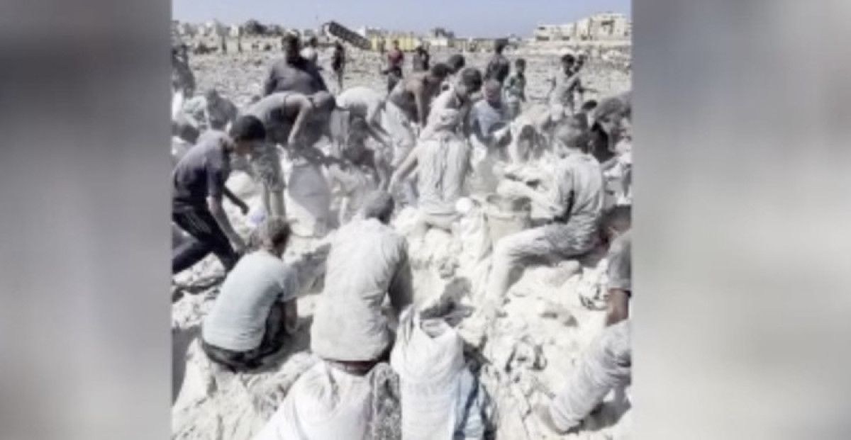 gazzede kitlik derinlesti filistinliler yere sacilan unlari topluyor 0 TkLQHRhB