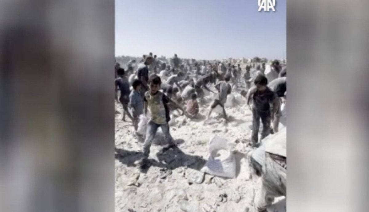 gazzede kitlik derinlesti filistinliler yere sacilan unlari topluyor 1