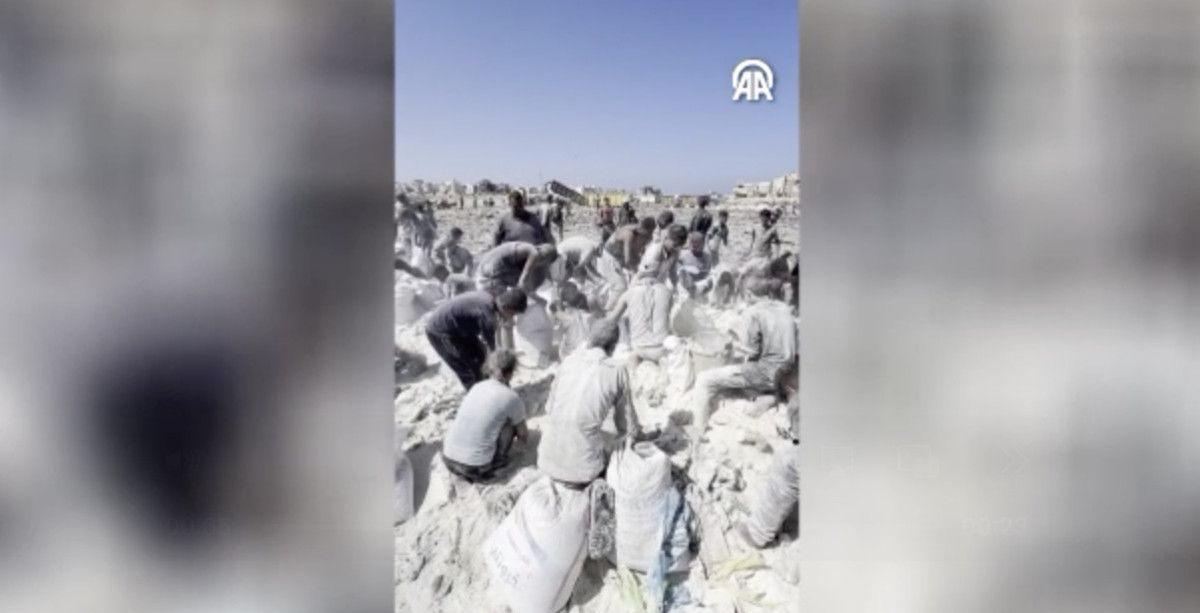 gazzede kitlik derinlesti filistinliler yere sacilan unlari topluyor 2 acy3hc1u