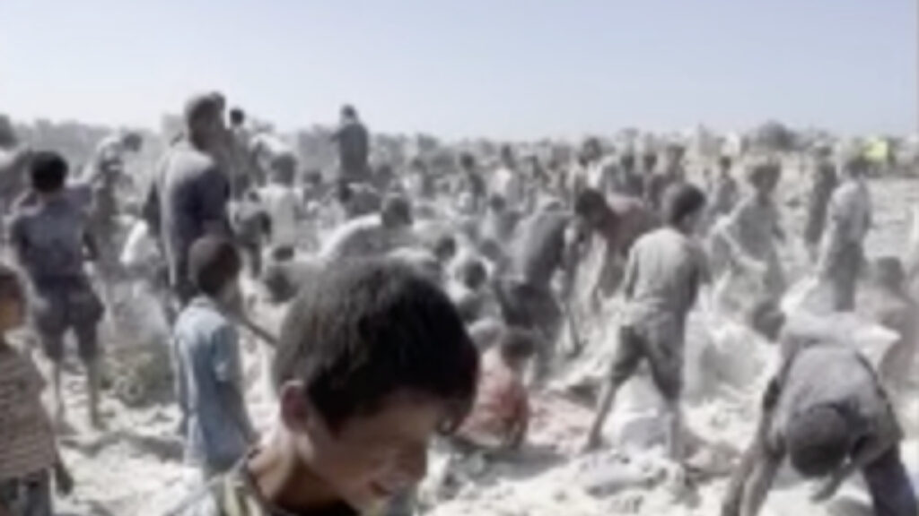 gazzede kitlik derinlesti filistinliler yere sacilan unlari topluyor 6lX2ntJ4