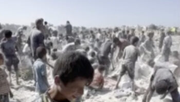 gazzede kitlik derinlesti filistinliler yere sacilan unlari topluyor 6lX2ntJ4