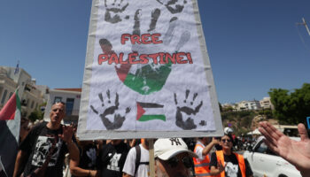 girit adasinda gostericiler israilli kruvaziyer yolcularinin gelisini protesto etti aX531UOw