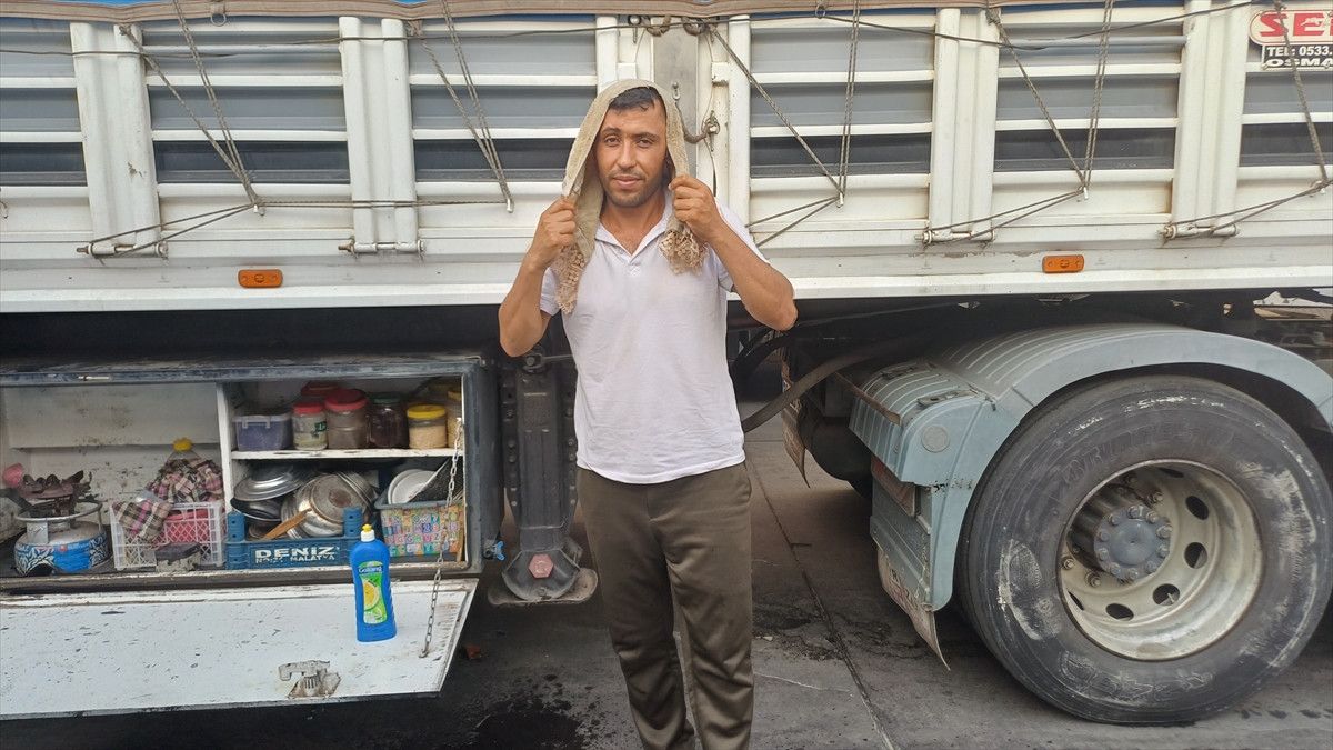 habur sinir kapisindaki tir soforleri rekor sicaklikla mucadele ediyor 0 emlhO1R8