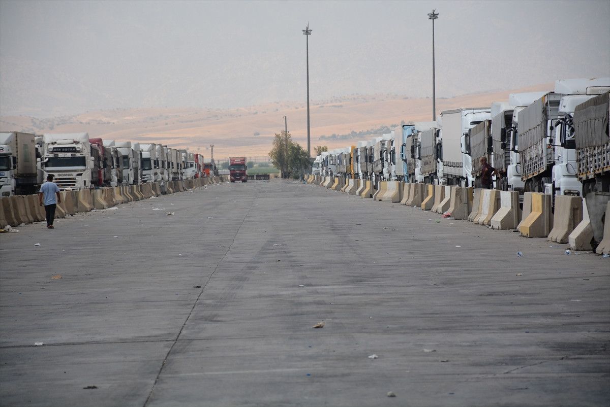 habur sinir kapisindaki tir soforleri rekor sicaklikla mucadele ediyor 1 jJ7npb1r