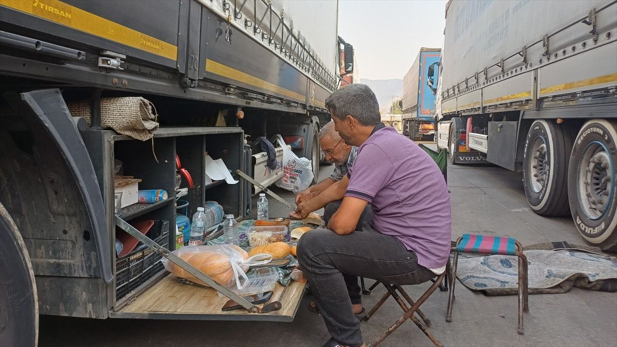 habur sinir kapisindaki tir soforleri rekor sicaklikla mucadele ediyor 3 FPwe6wnA