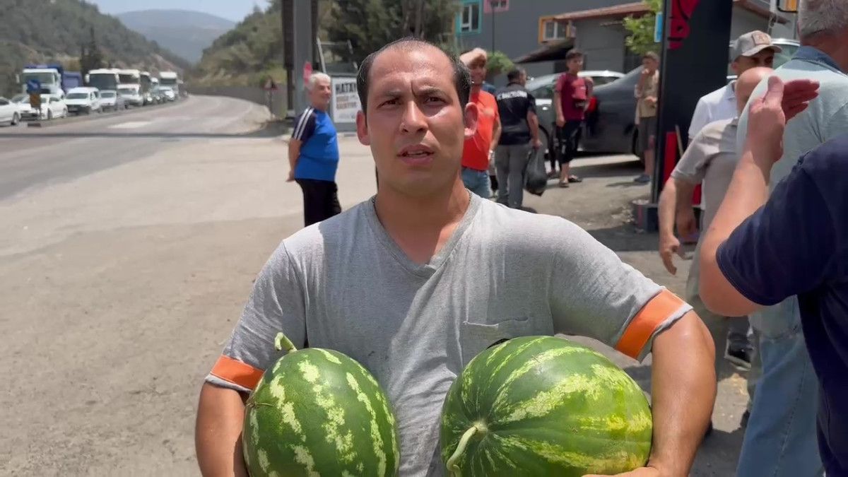 hatayda 20 ton karpuzu bedava dagitti 4 YildUFNt