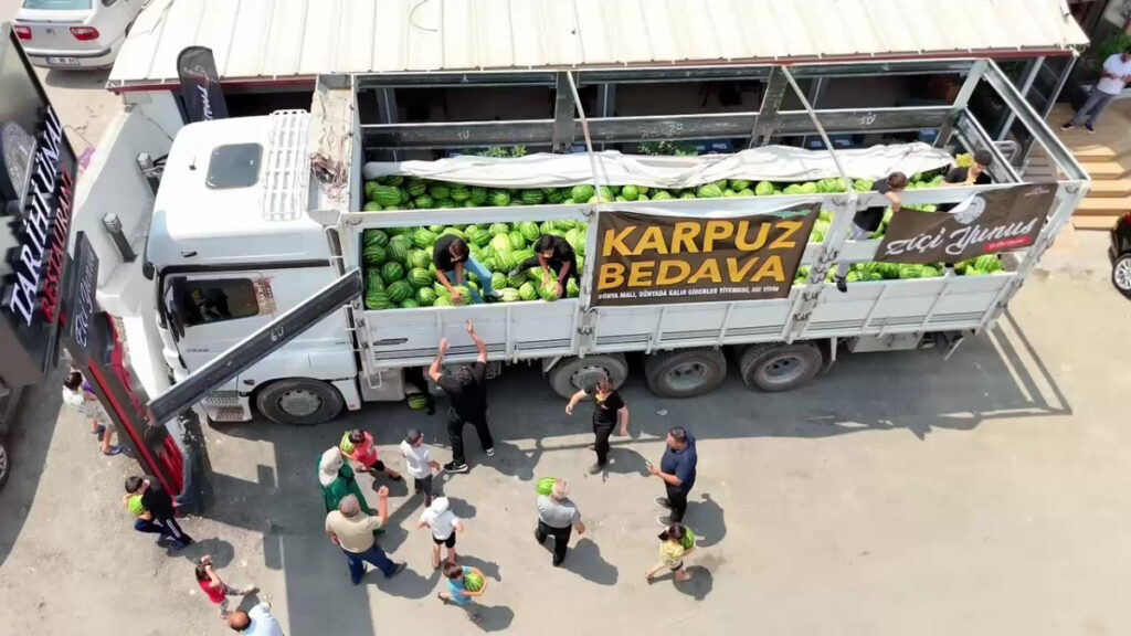 hatayda 20 ton karpuzu bedava dagitti OJZWAIuM