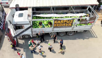 hatayda 20 ton karpuzu bedava dagitti OJZWAIuM