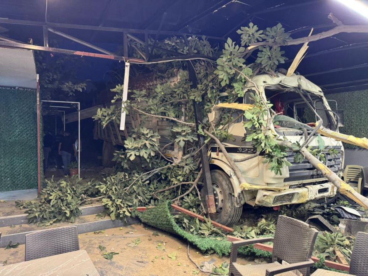 hatayda demir yuklu kamyon restoranin bahcesine uctu 2 yarali 0 X8K8BGDN