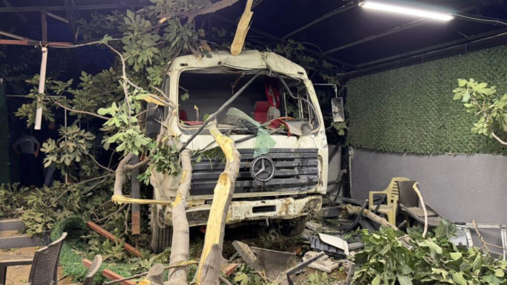 hatayda demir yuklu kamyon restoranin bahcesine uctu 2 yarali 6DZn1elu