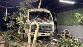 hatayda demir yuklu kamyon restoranin bahcesine uctu 2 yarali 6DZn1elu