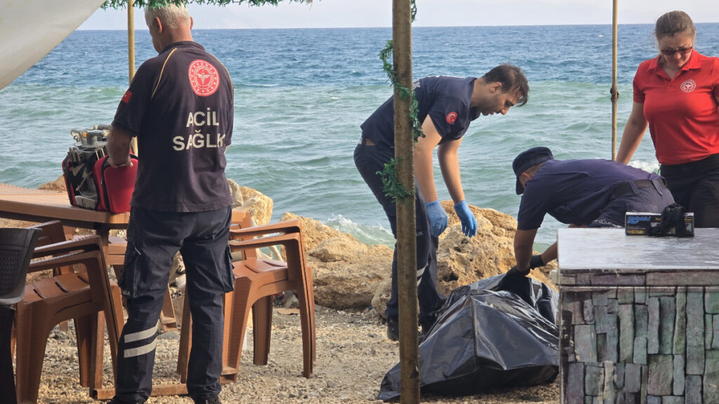 hatayda denizde aciga suruklenen yasli adam boguldu FPSxCyhS