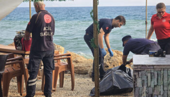 hatayda denizde aciga suruklenen yasli adam boguldu FPSxCyhS