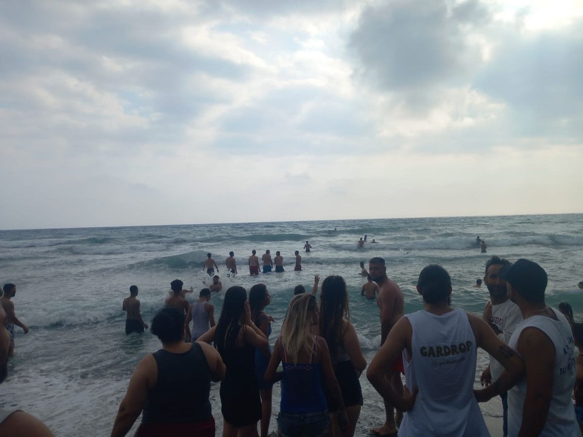 Hatay'da denize giren şahıs az kalsın boğuluyordu: O anlar kamerada 2 hatayda denize giren sahis az kalsin boguluyordu o anlar kamerada 1 XGZeIq5r