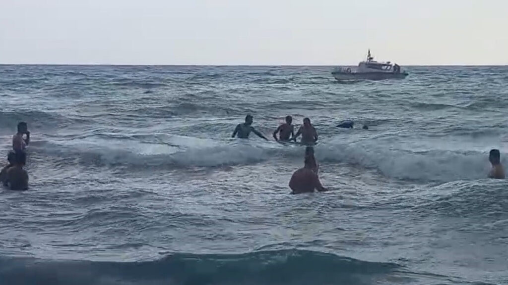 hatayda denize giren sahis az kalsin boguluyordu o anlar kamerada iEf5xKNZ