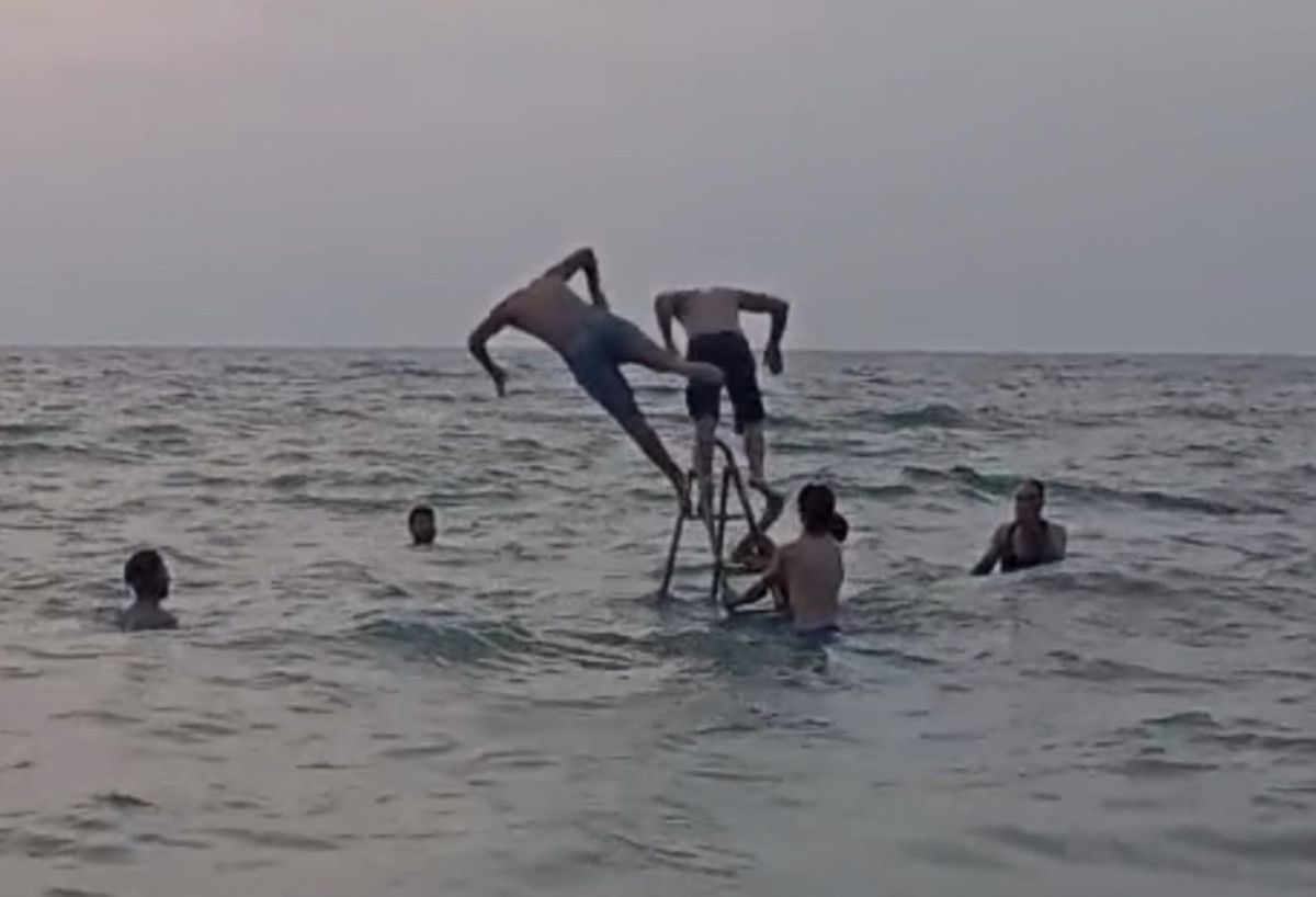 hatayda denizin ortasina merdiven kurdular 0 FV1ZGnuW