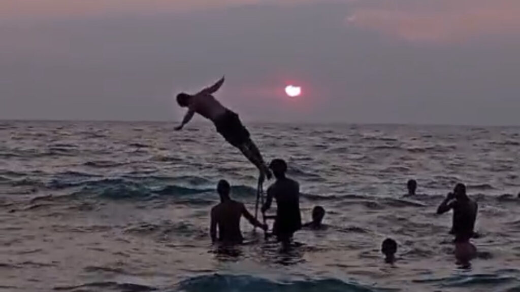 hatayda denizin ortasina merdiven kurdular F2dIV89s