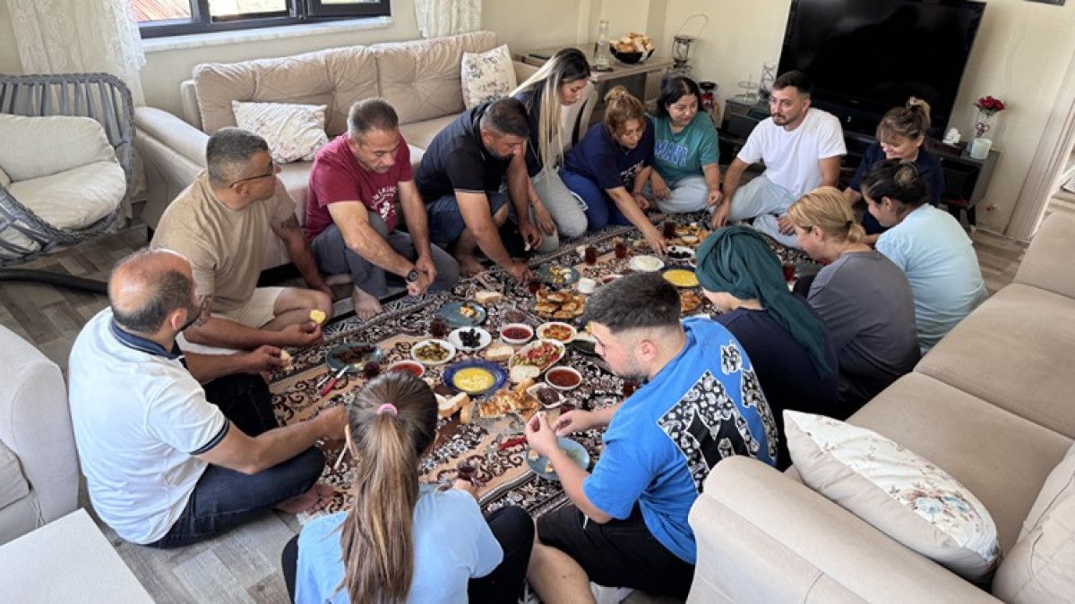 hatayda deprem enkazindan dogan kardeslik 1 duwuO3QR