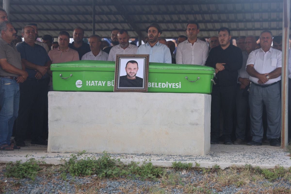 hatayda kavgayi ayirmak isterken aldigi bicak darbesiyle hayatini kaybetti 1 vANvVEl8