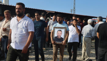 hatayda kavgayi ayirmak isterken aldigi bicak darbesiyle hayatini kaybetti PqU9HElE