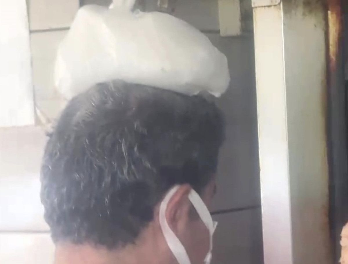 hatayda sicaktan bunalan donerci ustasi kafasina buz torbasi koydu 0 F26Vhvgj
