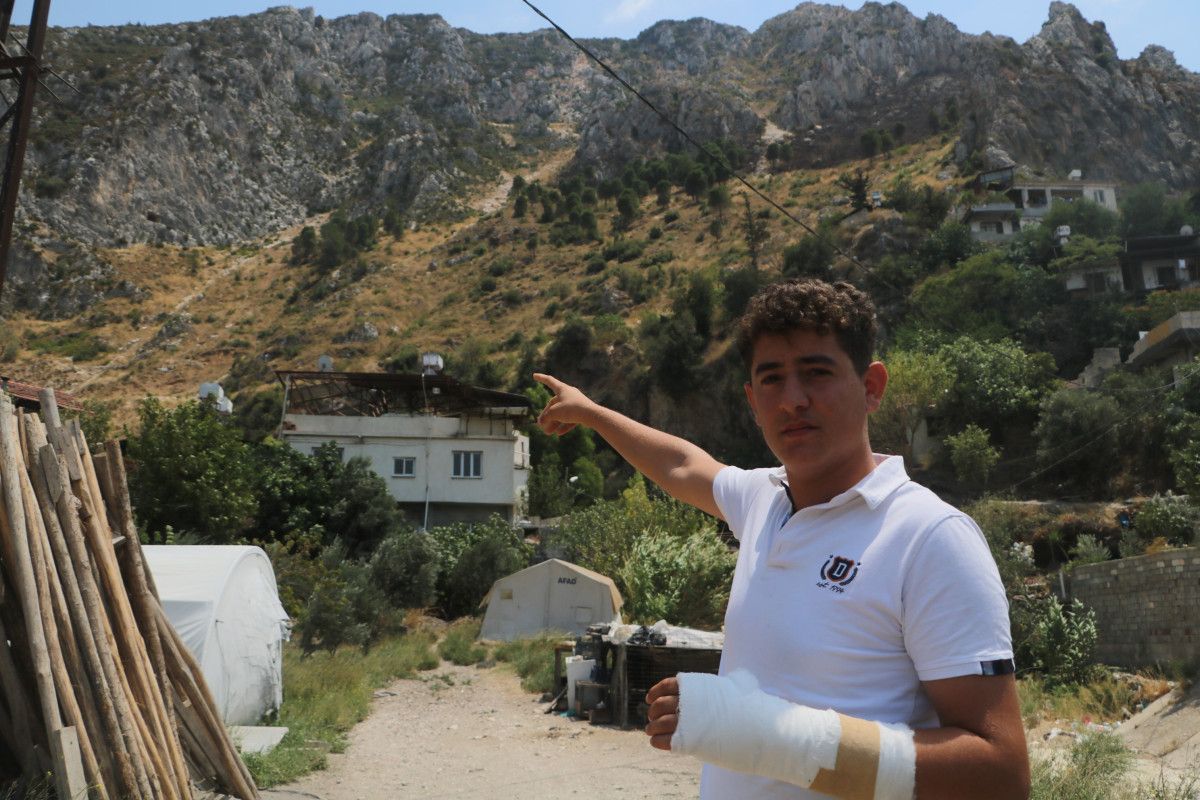 hatayda yangin evine sicramasin diye ugrasirken yamactan kopan kaya parcasi elini kirdi 1 4aREJajX