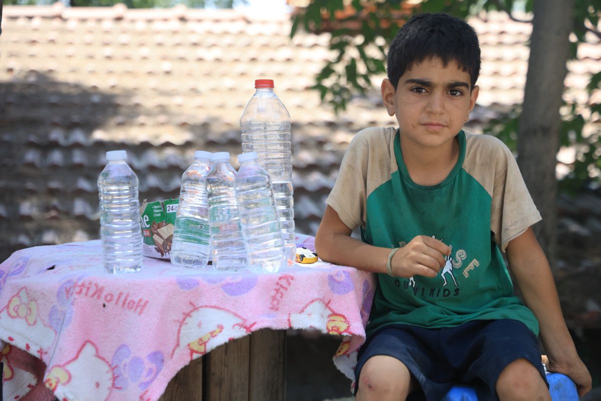 hatayda yasi kucuk diye sanayiye alinmadi su satarak bisiklet parasini biriktiriyor 0 zJJOJqMq