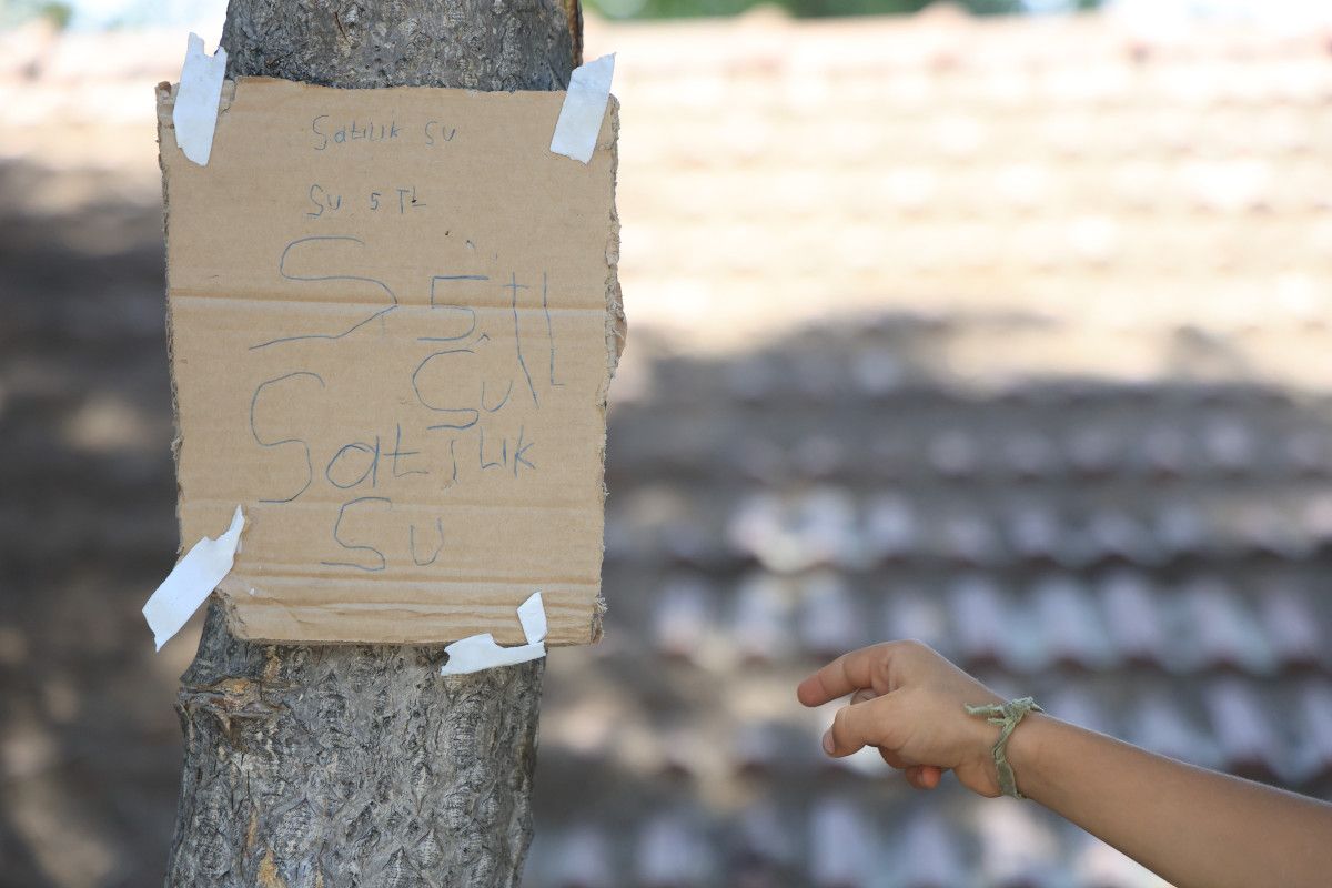 hatayda yasi kucuk diye sanayiye alinmadi su satarak bisiklet parasini biriktiriyor 1 LwWhlzRk