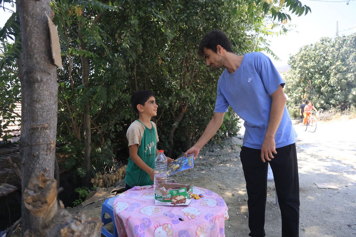 hatayda yasi kucuk diye sanayiye alinmadi su satarak bisiklet parasini biriktiriyor 2 RWHyYKOf