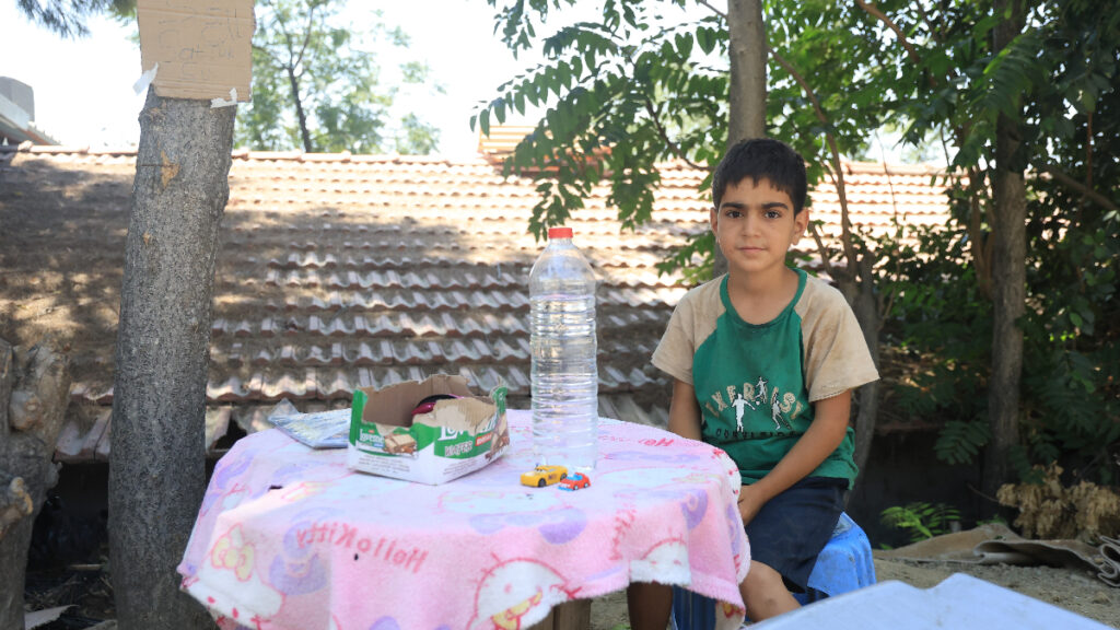 hatayda yasi kucuk diye sanayiye alinmadi su satarak bisiklet parasini biriktiriyor hAr3jpjj