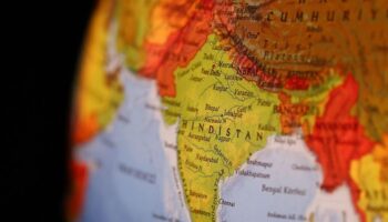 hindistanda tren istasyonunda cikan izdihamda 16 kisi oldu 4gq7EjCY