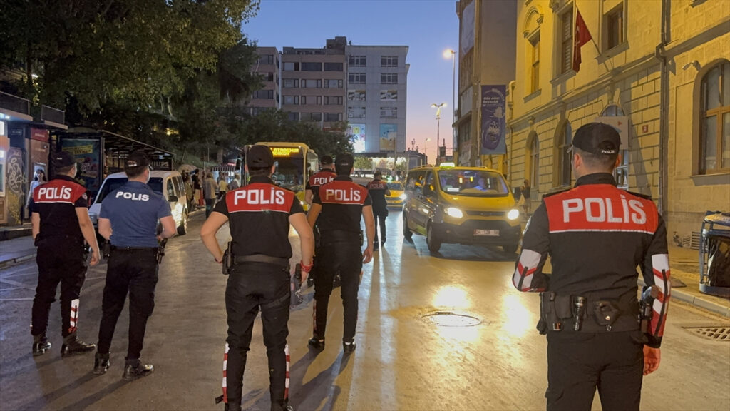 huzur istanbul uygulamasinda 835 kisi gozaltina alindi 129qigUC