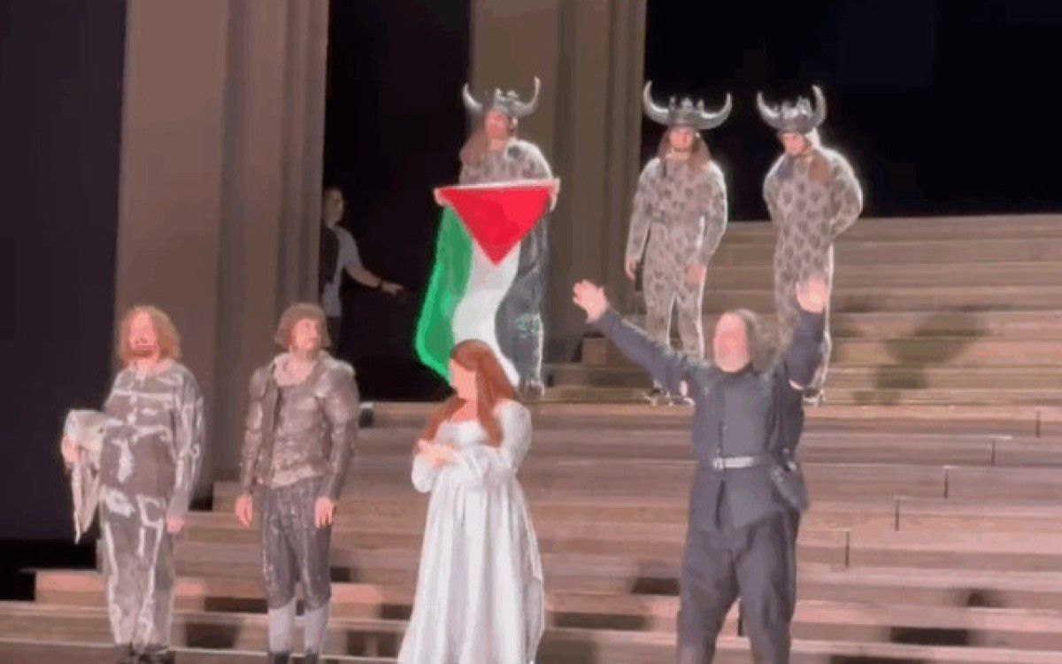 ingilterede kraliyet opera salonu sahnesinde filistin bayrakli protesto 0 riVyfZml