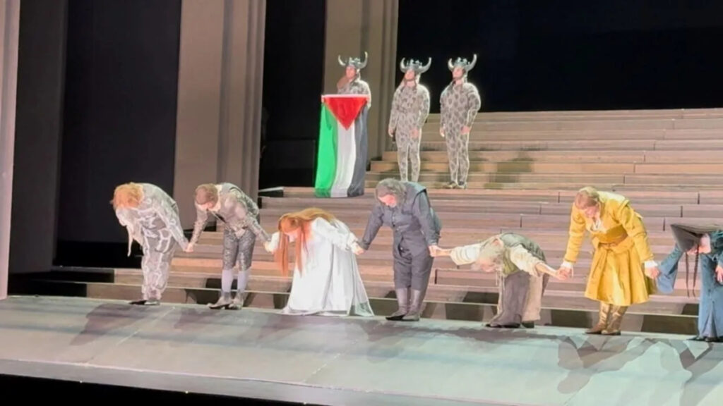 ingilterede kraliyet opera salonu sahnesinde filistin bayrakli protesto 8dawSeRb
