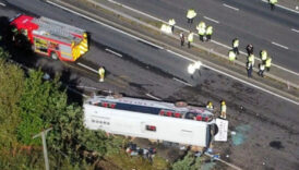 ingilterede okul otobusu devrildi 1 olu 2si agir 21 yarali hKlgHazD