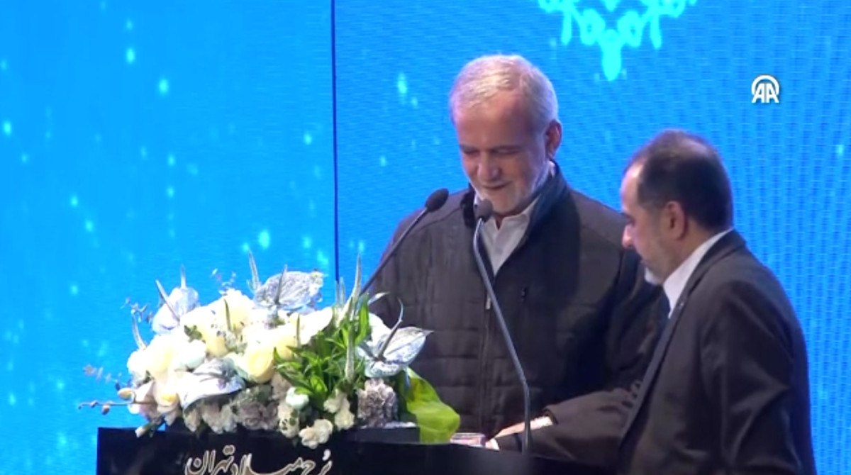 iran cumhurbaskani pezeskiyan tebrizde turkce siir okurken uyarildi 0 FhRZsOOI