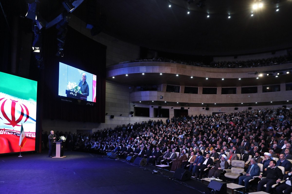 iran cumhurbaskani pezeskiyan tebrizde turkce siir okurken uyarildi 2