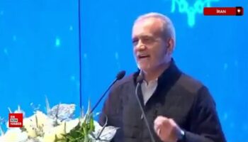 iran cumhurbaskani pezeskiyan turkce siir okurken bir yetkili tarafindan uyarildi aYuKBkyT