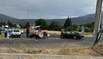 ispartada otomobil ile traktor carpisti Iif1Xw3l