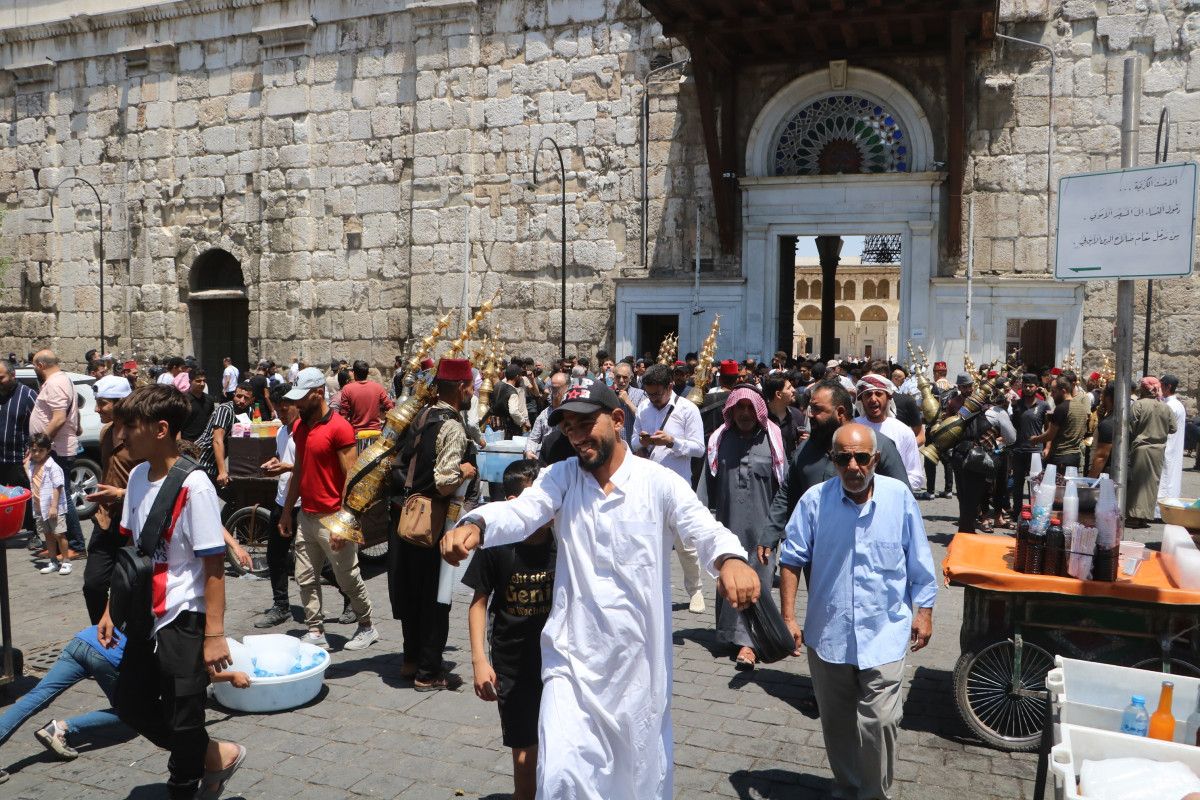 israil saldirilarina ragmen suriyeliler emevi camiine akin etti 2